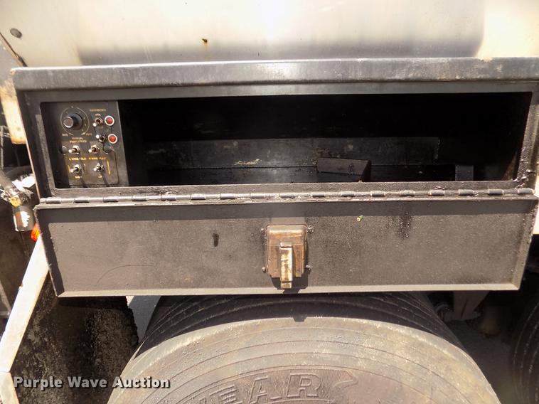 image for item DD2767 2009 Sterling L7500 oil distributor truck