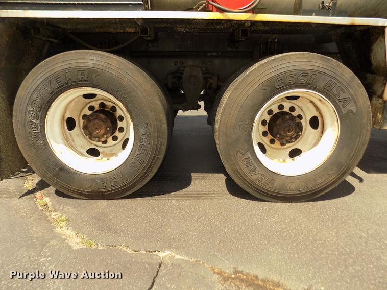 image for item DD2767 2009 Sterling L7500 oil distributor truck