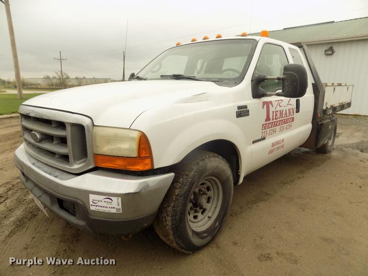 image for item DD2770 1999 Ford F350 Super Duty XLT SuperCab flatbed pickup truck