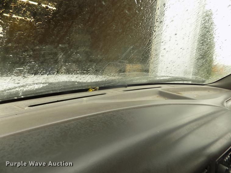 image for item DD2770 1999 Ford F350 Super Duty XLT SuperCab flatbed pickup truck