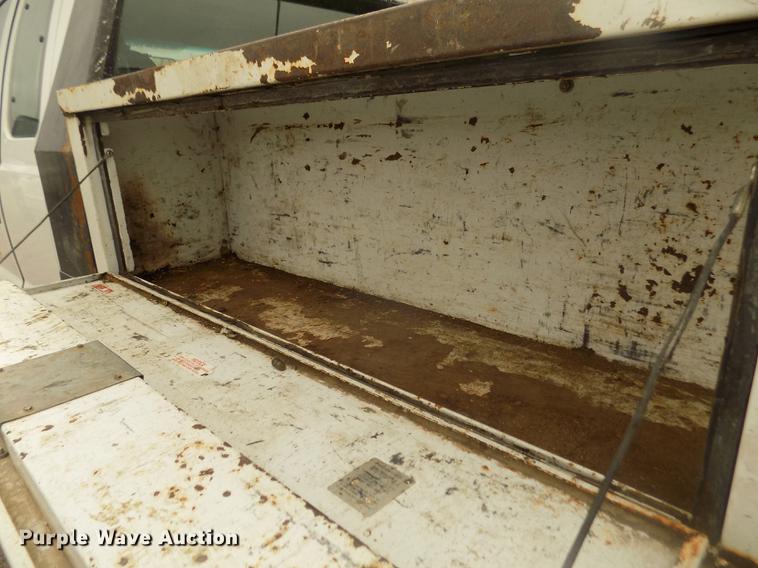 image for item DD2770 1999 Ford F350 Super Duty XLT SuperCab flatbed pickup truck