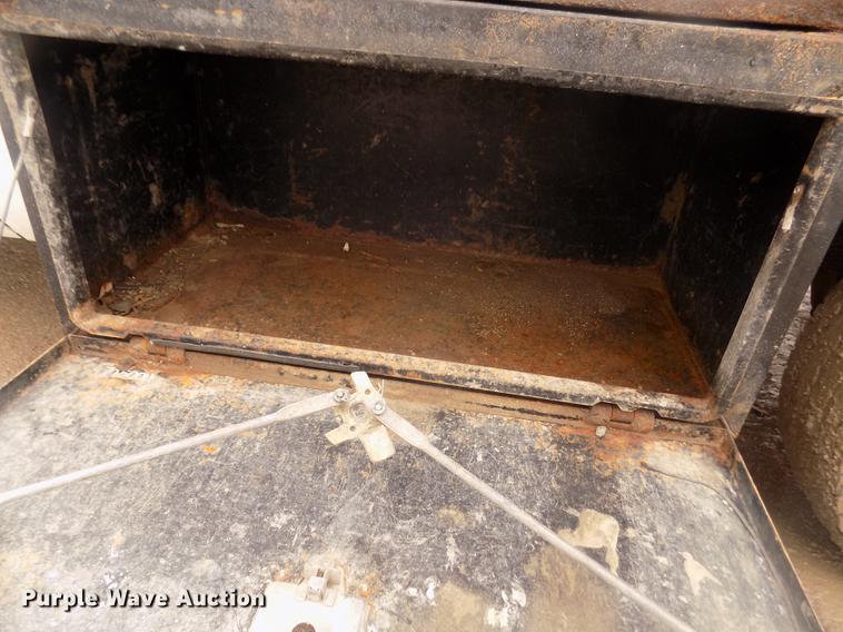 image for item DD2770 1999 Ford F350 Super Duty XLT SuperCab flatbed pickup truck