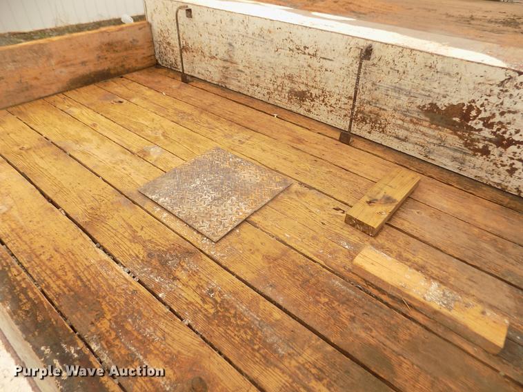 image for item DD2770 1999 Ford F350 Super Duty XLT SuperCab flatbed pickup truck