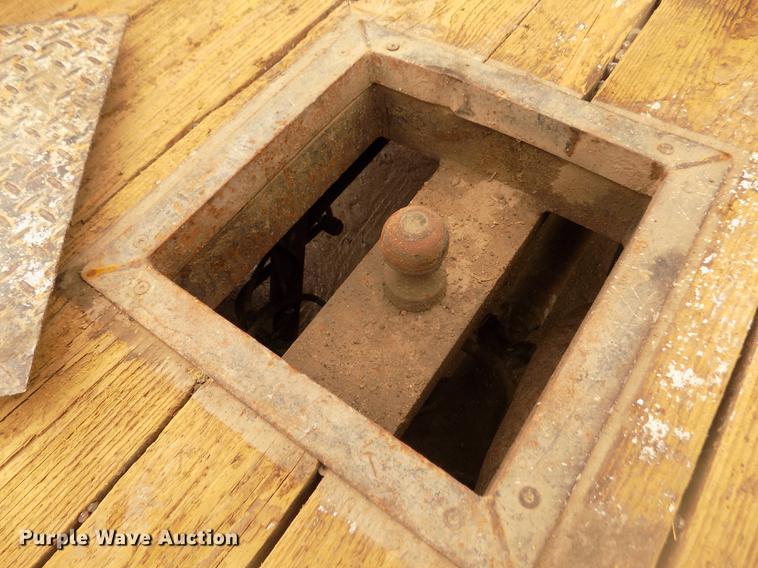 image for item DD2770 1999 Ford F350 Super Duty XLT SuperCab flatbed pickup truck