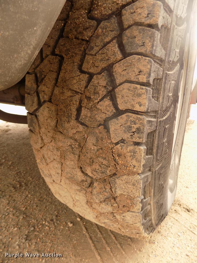 image for item DD2770 1999 Ford F350 Super Duty XLT SuperCab flatbed pickup truck