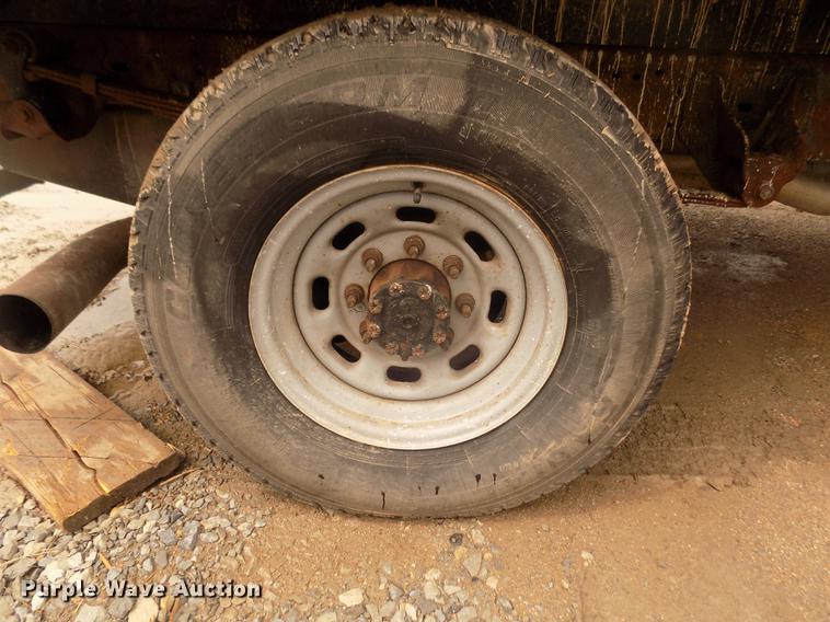 image for item DD2770 1999 Ford F350 Super Duty XLT SuperCab flatbed pickup truck