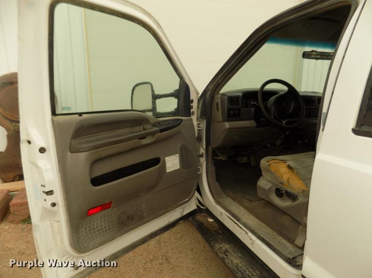 image for item DD2771 2000 Ford F350 Super Duty XLT Crew Cab flatbed pickup truck