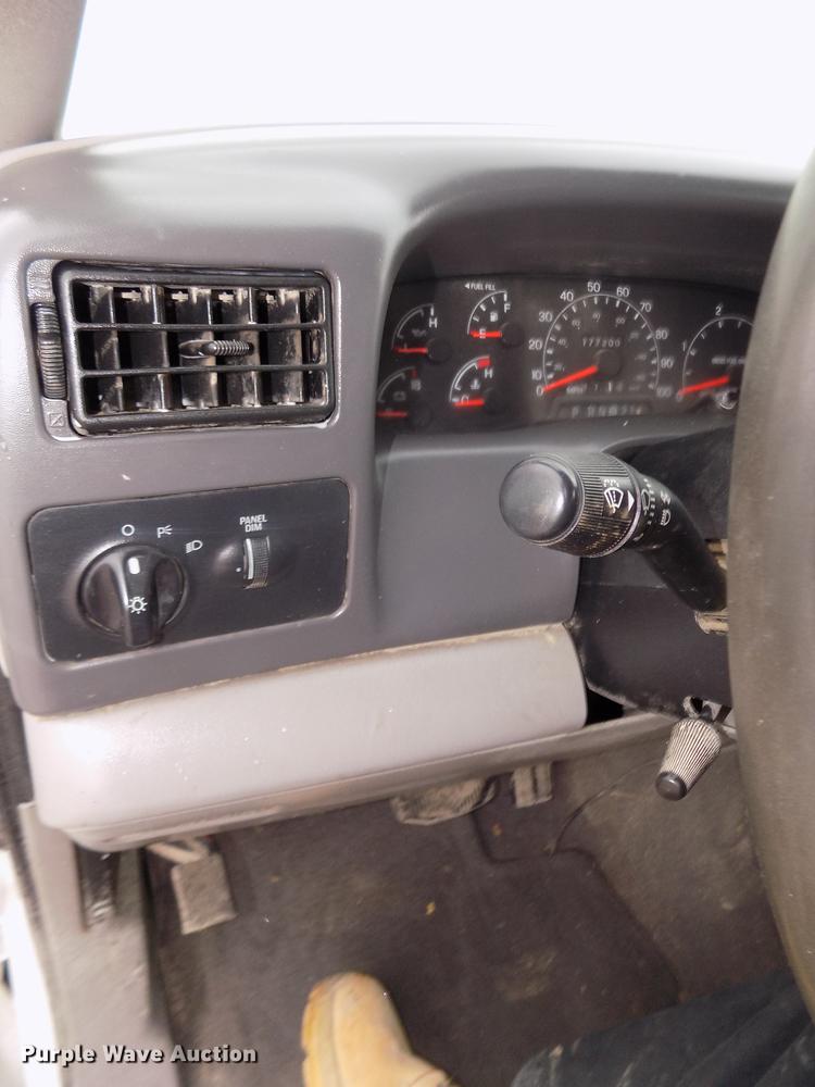 image for item DD2771 2000 Ford F350 Super Duty XLT Crew Cab flatbed pickup truck