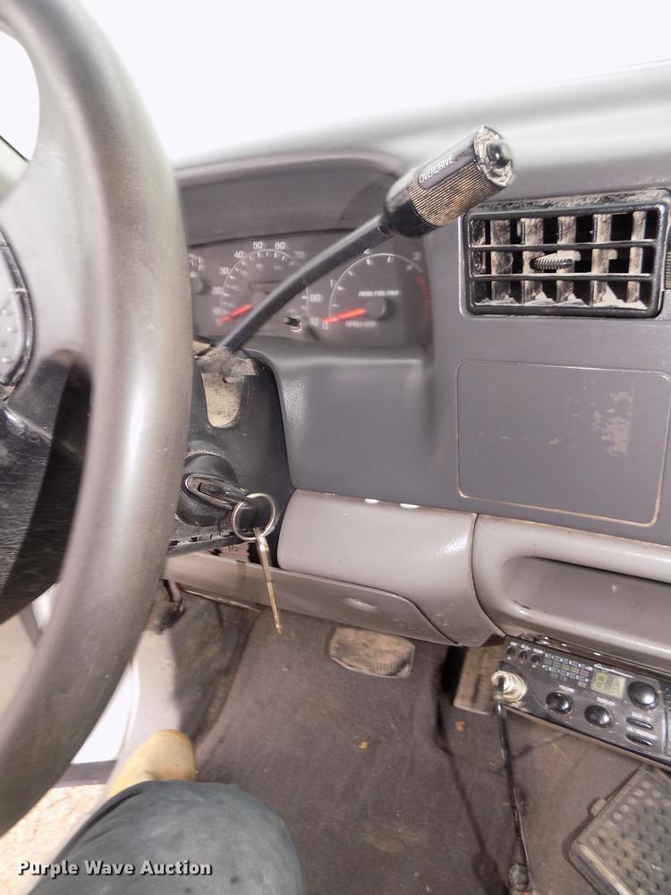 image for item DD2771 2000 Ford F350 Super Duty XLT Crew Cab flatbed pickup truck