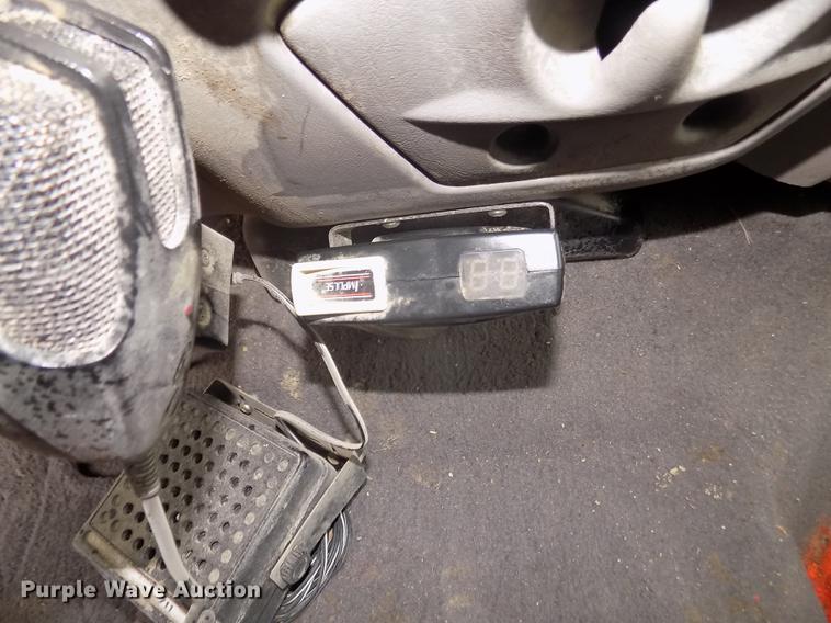 image for item DD2771 2000 Ford F350 Super Duty XLT Crew Cab flatbed pickup truck