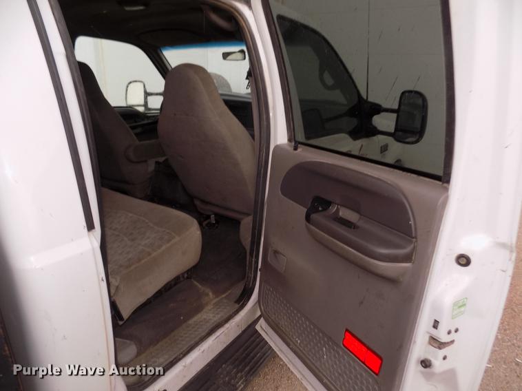 image for item DD2771 2000 Ford F350 Super Duty XLT Crew Cab flatbed pickup truck