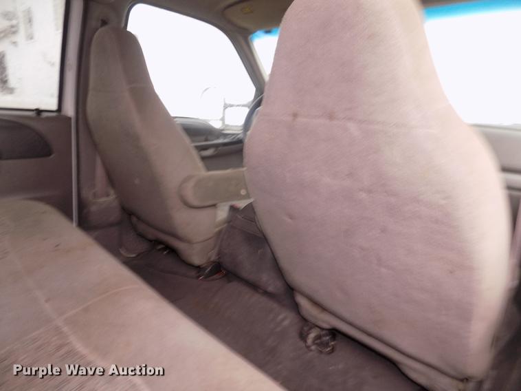 image for item DD2771 2000 Ford F350 Super Duty XLT Crew Cab flatbed pickup truck