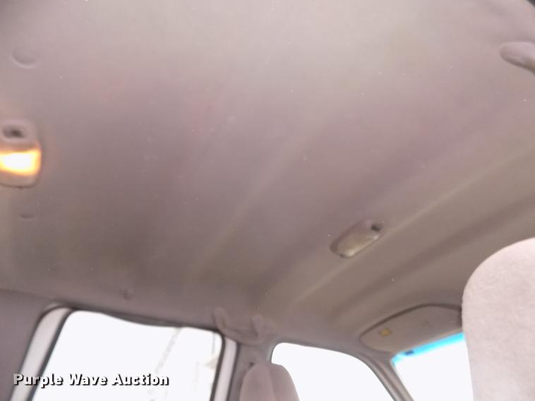 image for item DD2771 2000 Ford F350 Super Duty XLT Crew Cab flatbed pickup truck