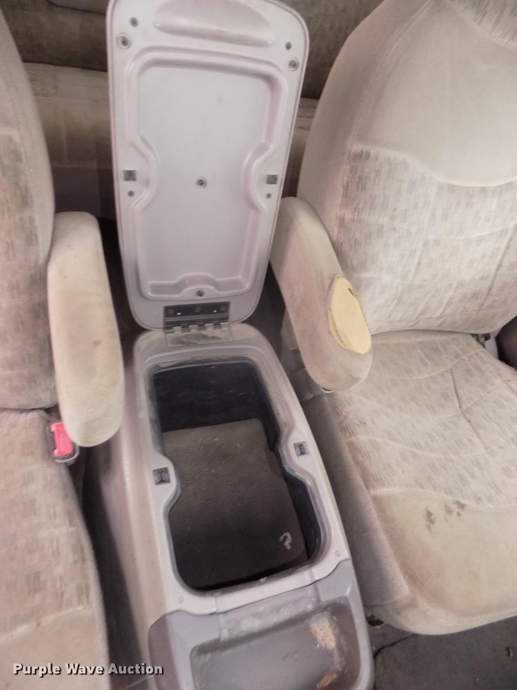 image for item DD2771 2000 Ford F350 Super Duty XLT Crew Cab flatbed pickup truck