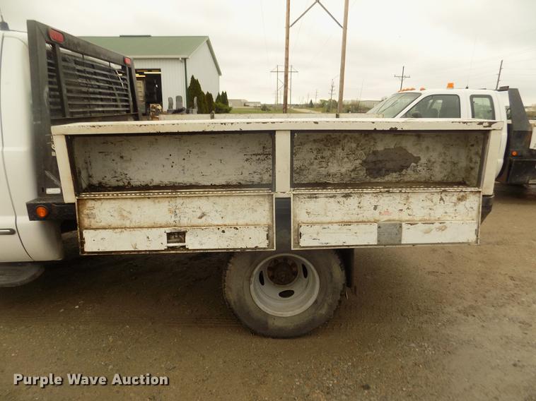 image for item DD2771 2000 Ford F350 Super Duty XLT Crew Cab flatbed pickup truck