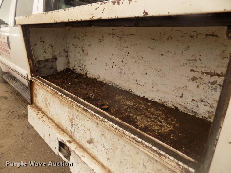 image for item DD2771 2000 Ford F350 Super Duty XLT Crew Cab flatbed pickup truck