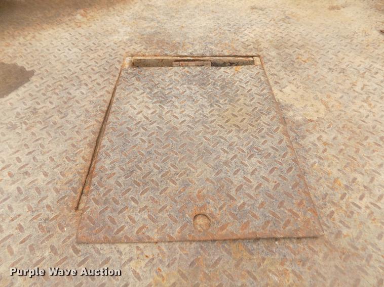 image for item DD2771 2000 Ford F350 Super Duty XLT Crew Cab flatbed pickup truck