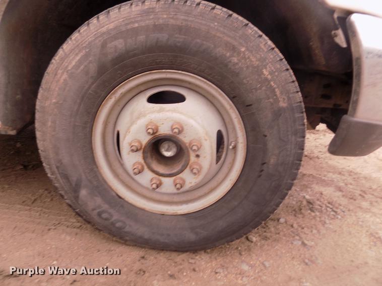 image for item DD2771 2000 Ford F350 Super Duty XLT Crew Cab flatbed pickup truck