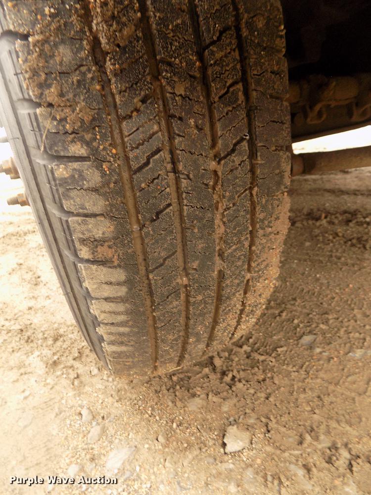 image for item DD2771 2000 Ford F350 Super Duty XLT Crew Cab flatbed pickup truck