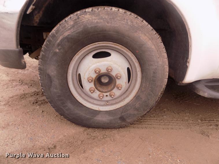 image for item DD2771 2000 Ford F350 Super Duty XLT Crew Cab flatbed pickup truck