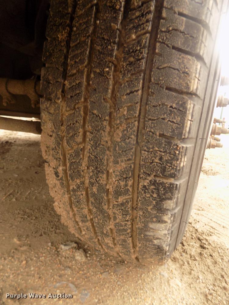 image for item DD2771 2000 Ford F350 Super Duty XLT Crew Cab flatbed pickup truck