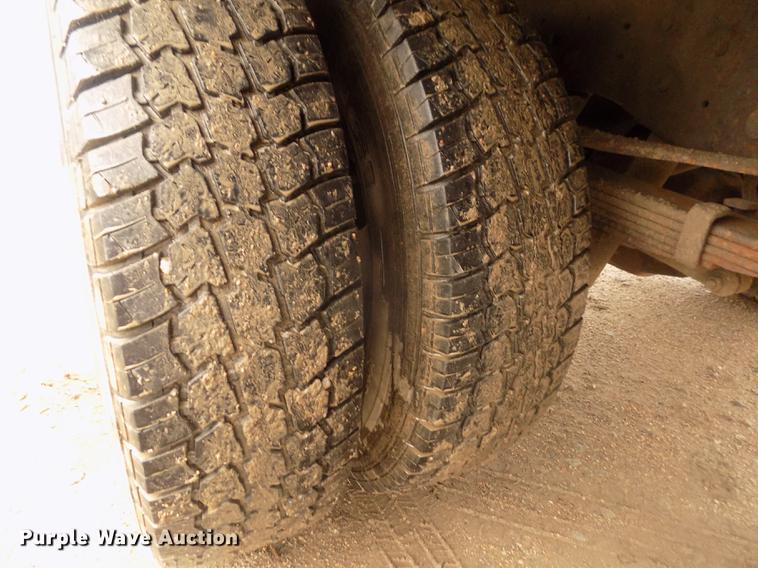 image for item DD2771 2000 Ford F350 Super Duty XLT Crew Cab flatbed pickup truck