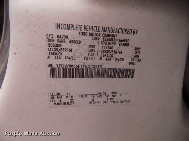 image for item DD2771 2000 Ford F350 Super Duty XLT Crew Cab flatbed pickup truck