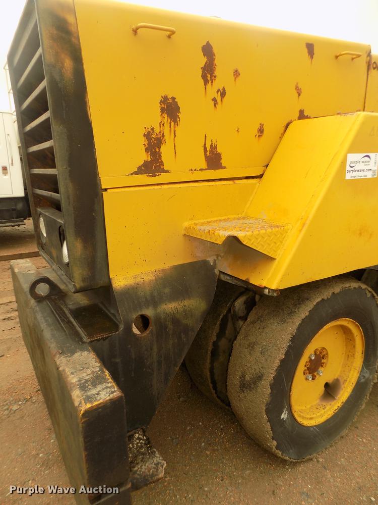 image for item DD2773 Hyster C500A pneumatic roller