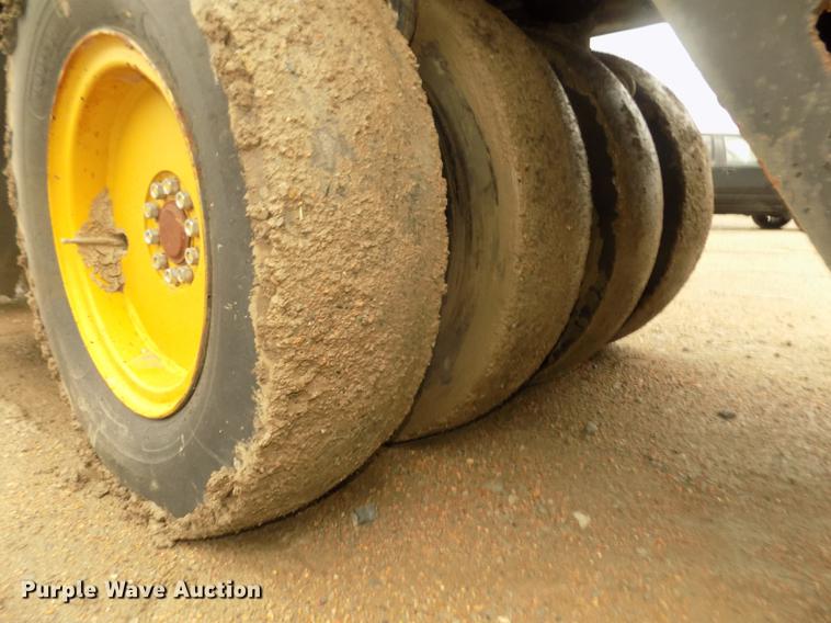 image for item DD2773 Hyster C500A pneumatic roller