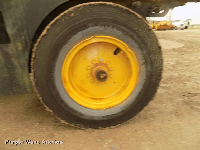 image for item DD2773 Hyster C500A pneumatic roller