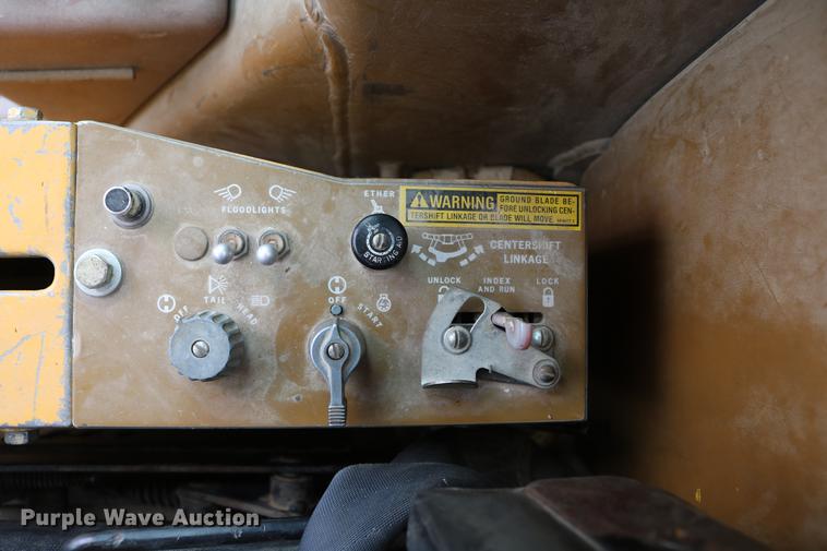 image for item DD4204 1984 Caterpillar 120G motor grader