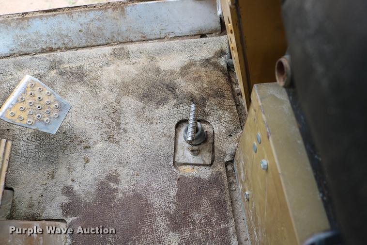 image for item DD4204 1984 Caterpillar 120G motor grader