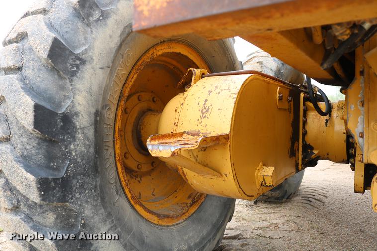 image for item DD4204 1984 Caterpillar 120G motor grader