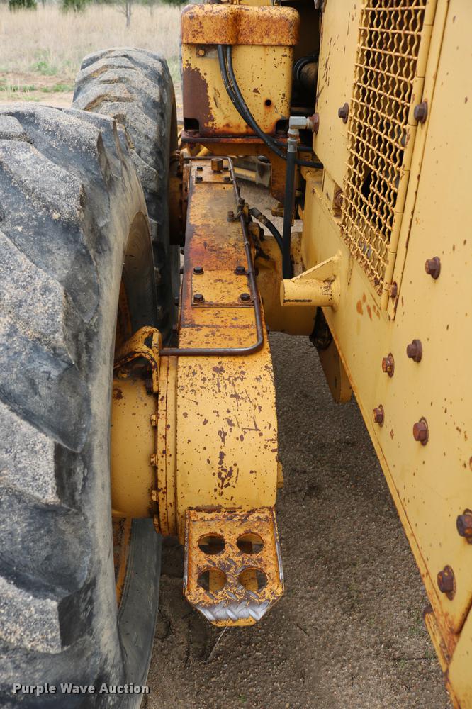 image for item DD4204 1984 Caterpillar 120G motor grader