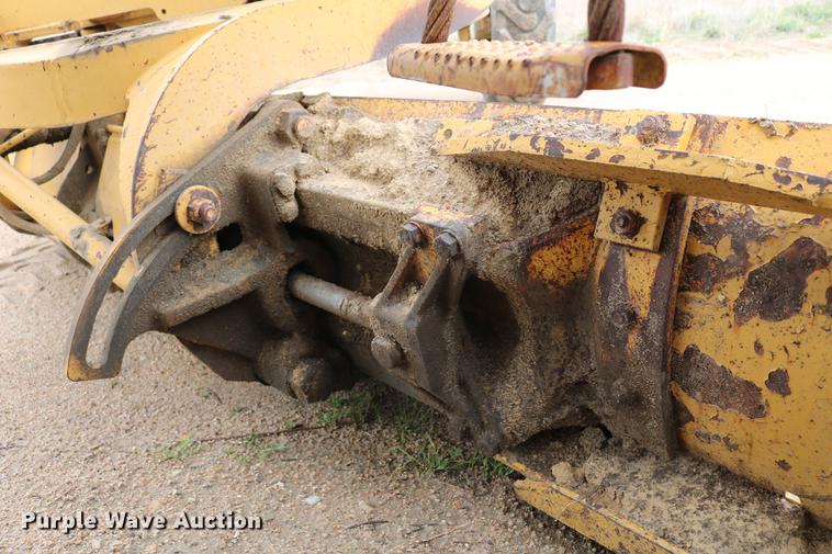image for item DD4204 1984 Caterpillar 120G motor grader
