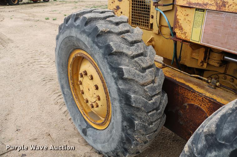 image for item DD4204 1984 Caterpillar 120G motor grader