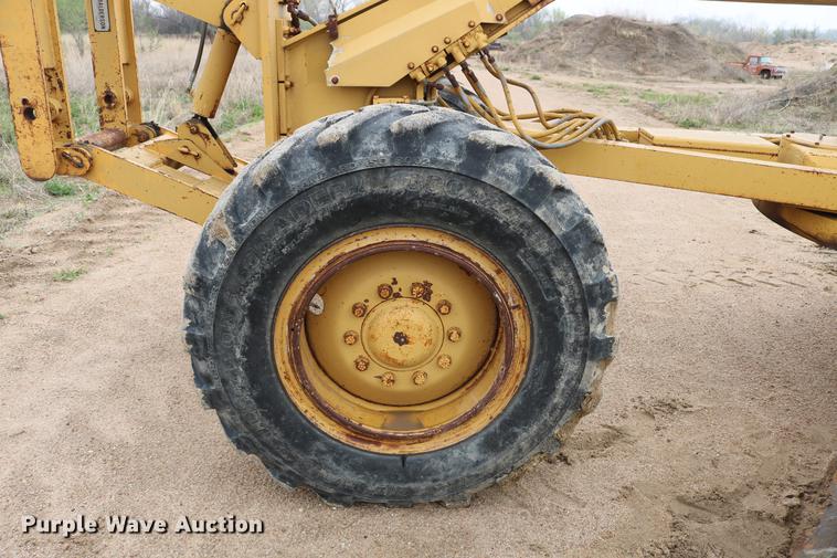 image for item DD4204 1984 Caterpillar 120G motor grader