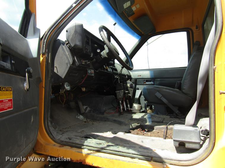 image for item DD7443 1993 GMC TopKick dump truck