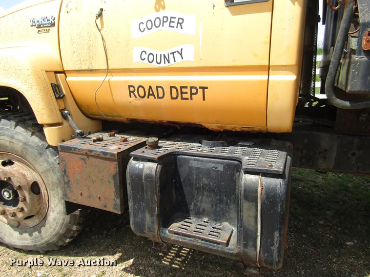 image for item DD7443 1993 GMC TopKick dump truck