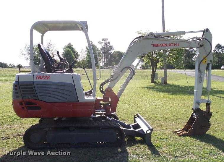 image for item DD8172 2013 Takeuchi TB228 mini excavator