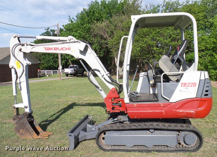 image for item DD8172 2013 Takeuchi TB228 mini excavator