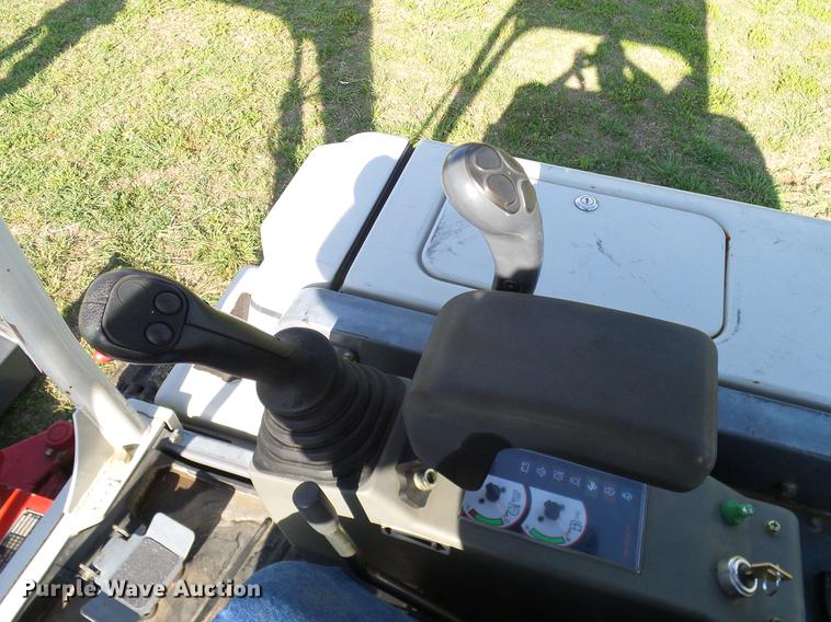 image for item DD8172 2013 Takeuchi TB228 mini excavator