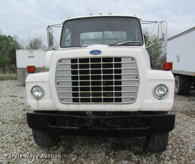 image for item DD8416 1985 Ford 8000 flatbed truck