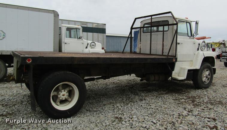 image for item DD8416 1985 Ford 8000 flatbed truck