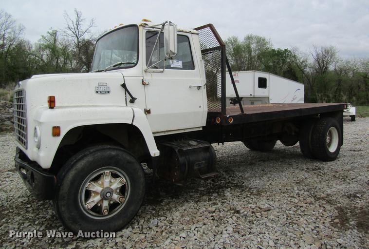 image for item DD8416 1985 Ford 8000 flatbed truck