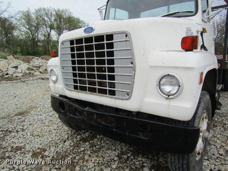 image for item DD8416 1985 Ford 8000 flatbed truck