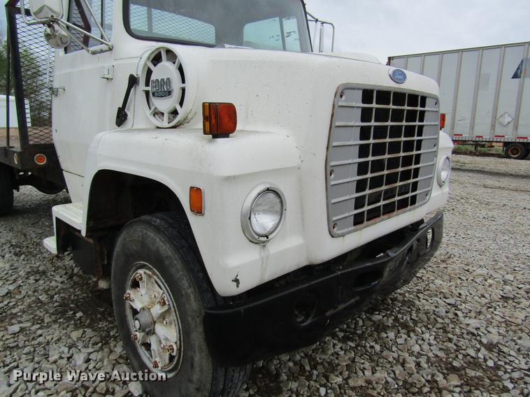 image for item DD8416 1985 Ford 8000 flatbed truck