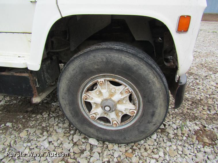 image for item DD8416 1985 Ford 8000 flatbed truck