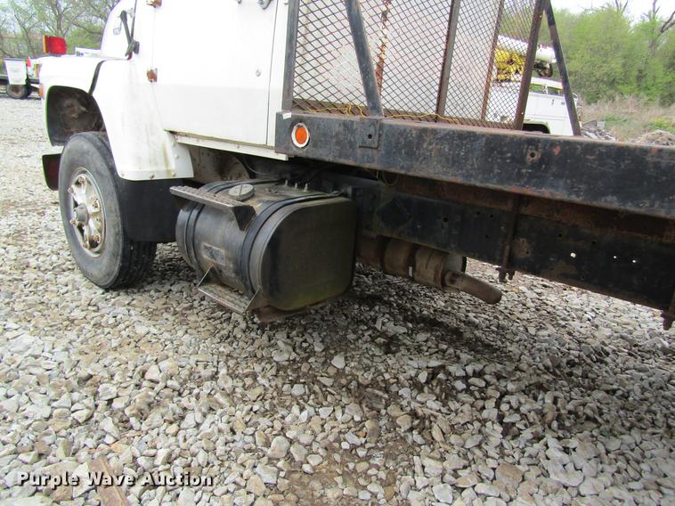 image for item DD8416 1985 Ford 8000 flatbed truck