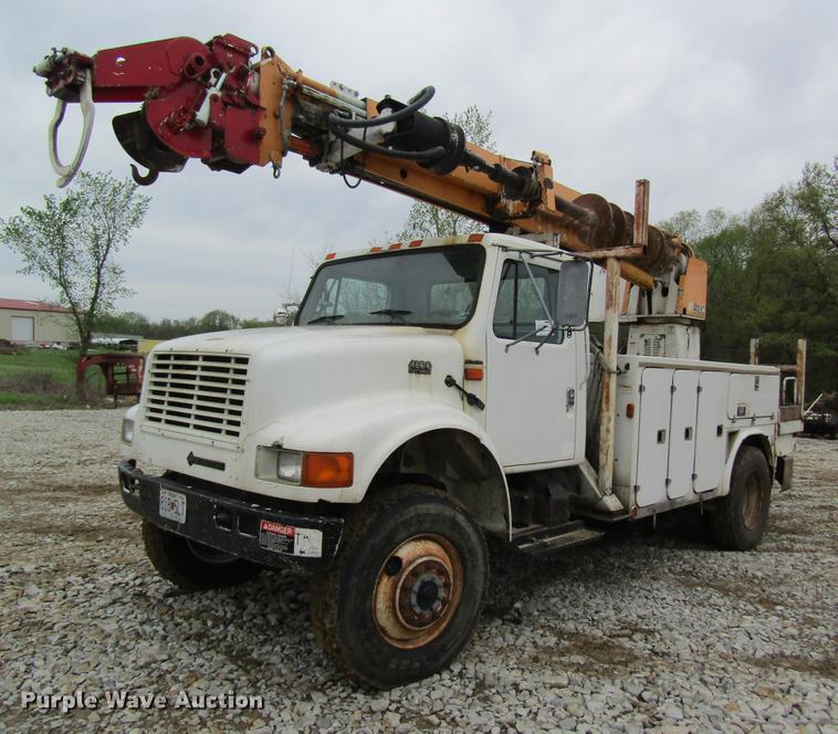 image for item DD8418 1996 International 4800 digger derrick truck